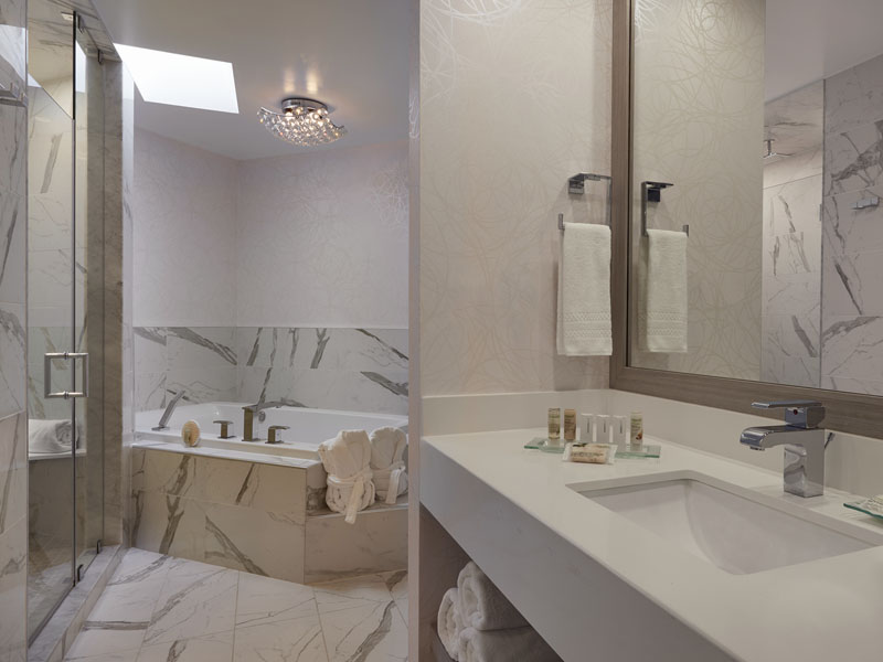 Niagara-on-the-Lake deluxe suite bathroom