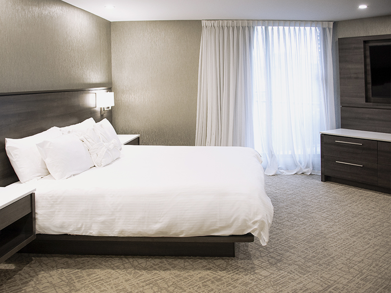 Niagara-on-the-Lake deluxe suite bed view