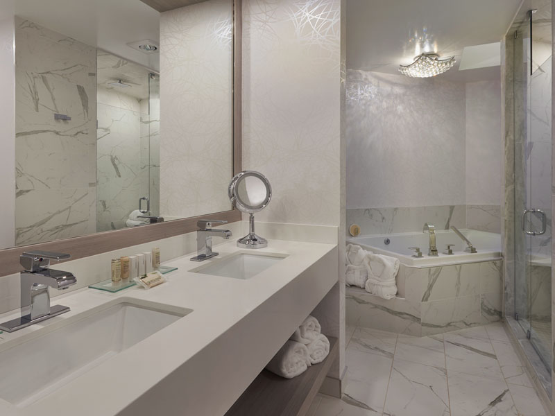 Niagara-on-the-Lake executive suite bathroom