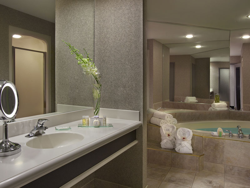 Niagara-on-the-Lake executive suite bathroom